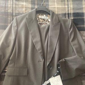 Tahari Womens Dress Blazer and pants. Size 12